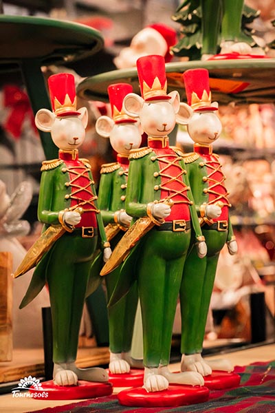 Figurines de souris soldat habillées d’un uniforme vert